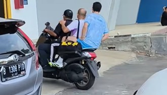 Momen Kocak Thom Haye Naik Motor Bonceng 3 di Bandung Momen Kocak Thom Haye Naik Motor Bonceng 3 di Bandung