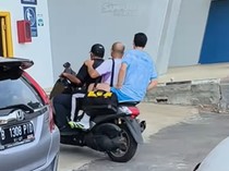 Momen Kocak Thom Haye Naik Motor Bonceng 3 di Bandung