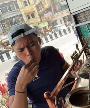TikToker Aa Juju ke India Cobain Jajanan Daun Sirih di India, TikToker Aa Juju Hampir Muntah!