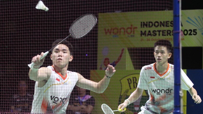 Pebulu tangkis ganda putra Indonesia Raymond Indra (kanan) dan Nikolaus Joaquin (kiri) mengembalikan kok ke arah pebulu tangkis Korea Selatan Choi Shol Gyu dan pebulu tangkis Malaysia Lai Pei Jing pada final Indonesia Master 2025 di GOR PBSI Sumut, Deli Serdang, Sumatera Utara, Minggu (26/10/2025). Raymond Indra/Nikolaus Joaquin juara Indonesia Master 2025 usai mengalahkan pebulu tangkis Korea Selatan Choi Shol Gyu dan pebulu tangkis Malaysia Lai Pei Jing dalam tiga gim (21-18, 17-21, 24-22). ANTARA FOTO/Yudi Manar/tom.
