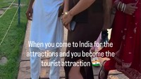 Niatnya Lihat Taj Mahal, eh Malah Dia yang Jadi Pusat Perhatian Niatnya Lihat Taj Mahal, eh Malah Dia yang Jadi Pusat Perhatian