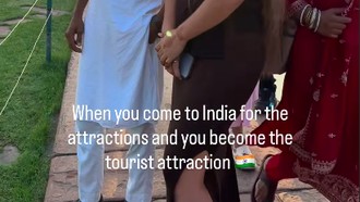 Niatnya Lihat Taj Mahal, eh Malah Dia yang Jadi Pusat Perhatian Niatnya Lihat Taj Mahal, eh Malah Dia yang Jadi Pusat Perhatian