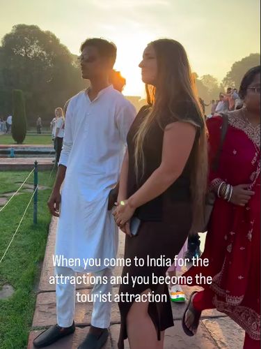 Turis jadi 'objek wisata' di Taj Mahal, India Seorang turis bernama Aaliyah Denning mengunggah videonya yang menjadi 'objek wisata' kala berkunjung ke Taj Mahal, India.