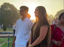 Niatnya Lihat Taj Mahal, eh Malah Dia yang Jadi Pusat Perhatian