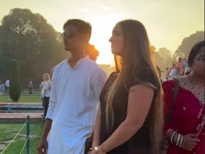 Niatnya Lihat Taj Mahal, eh Malah Dia yang Jadi Pusat Perhatian