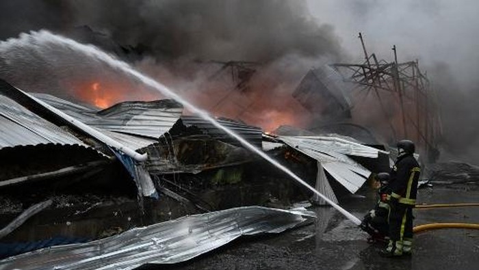 UKRAINE-RUSSIA-CONFLICT-WAR Ukrainian firefighters extinguish a fire at the site of a food warehouse following a Russian missile strike in Kyiv early on October 25, 2025, amid the Russian invasion of Ukraine. (Photo by Genya SAVILOV / AFP)