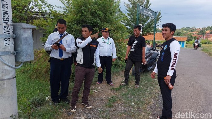 Wakil Bupati Cirebon, Agus Kurniawan Budiman didampingi Kadishub, Hilman Firmansyah saat meninjau PJU di Desa Sinarancang Wakil Bupati Cirebon, Agus Kurniawan Budiman didampingi Kadishub, Hilman Firmansyah saat meninjau PJU di Desa Sinarancang