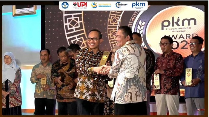 Wakil Rektor Bidang Akademik dan Kemahasiswaan Unhas Muhammad Ruslin saat menerima penghrgaan di PKM Awards 2025. Dokumen Istimewa Wakil Rektor Bidang Akademik dan Kemahasiswaan Unhas Muhammad Ruslin saat menerima penghrgaan di PKM Awards 2025. Dokumen Istimewa