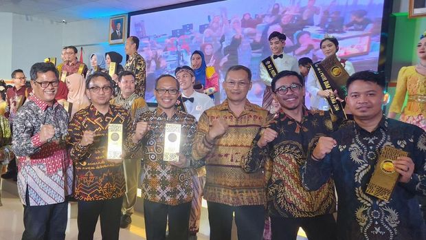 Wakil Rektor Bidang Akademik dan Kemahasiswaan Unhas Muhammad Ruslin saat menerima penghrgaan di PKM Awards 2025. Dokumen Istimewa Wakil Rektor Bidang Akademik dan Kemahasiswaan Unhas Muhammad Ruslin saat menerima penghrgaan di PKM Awards 2025. Dokumen Istimewa