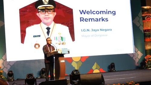 Wali Kota Denpasar, I Gusti Ngurah Jaya Negara, menyampaikan pidato pembuka saat opening ceremony Excom Meeting CityNet Asia Pacific ke-45 Tahun 2025, di BBC, Sanur, Minggu (26/10/2025). (Dok. Pemkot Denpasar)