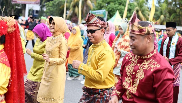 Wali Kota Pontianak Edi Rusdi Kamtono ikut berbaur menari jepin bersama warga. Foto: Dokumentasi Prokopim Pontianak Wali Kota Pontianak Edi Rusdi Kamtono ikut berbaur menari jepin bersama warga. Foto: Dokumentasi Prokopim Pontianak