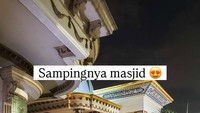 Ada masjid di samping di rumah tersebut. Foto: dok instagram Willy Salim Ada masjid di samping di rumah tersebut. Foto: dok instagram Willy Salim