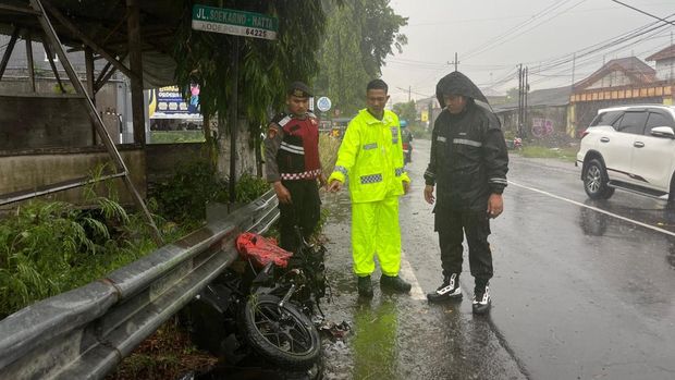 Wuling yang menabrak 5 sepeda motor berturut-turut di Kediri.