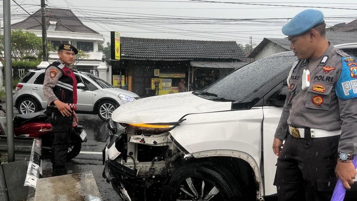Wuling yang menabrak 5 sepeda motor berturut-turut di Kediri.