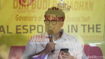 Staf Khusus Gubernur DKI Jakarta Bidang Pemuda dan Olahraga Diky Budi Ramadhan memberikan sambutan kepada atlet eSport yang akan berlaga di FFWS Global Finals 2025 di Jakarta, Senin (27/10/2025). Ada 18 tim eSport yang akan bertanding di FFWS Global Finals 2025.