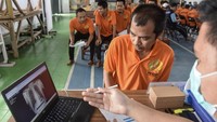 Petugas memperlihatkan hasil rontgen paru-paru kepada warga binaan saat skrining tuberkulosis (TBC) di Lapas Kelas IIB Ciamis, Jawa Barat, Senin (27/10/2025). Pemeriksaan dilakukan menggunakan alat Chest X-Ray (CXR) untuk mendeteksi secara dini potensi kasus TBC. ANTARA FOTO/Adeng Bustomi