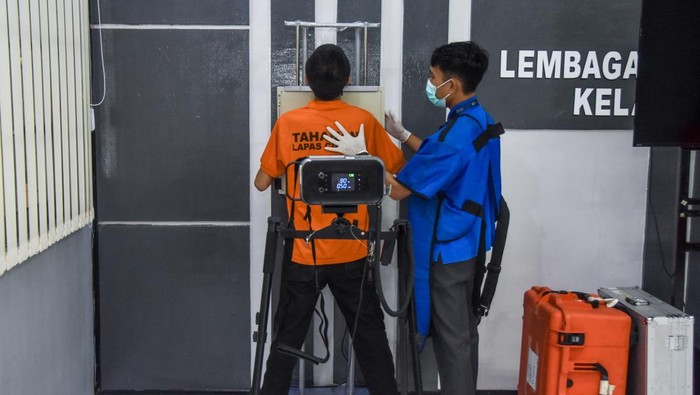 Petugas memeriksa kesehatan warga binaan menggunakan alat Chest X-Ray (CXR) saat skrining tuberkulosis (TBC) di Lapas Kelas IIB Ciamis, Jawa Barat, Senin (27/10/2025). Kementerian Kesehatan melakukan skrining TBC terhadap 319 warga binaan dan empat orang di antaranya terindikasi TBC, sebagai upaya menjaga kesehatan serta mendukung program eliminasi TBC di lingkungan pemasyarakatan. ANTARA FOTO/Adeng Bustomi