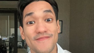 Gaya Afgan Pamer Foto Tanpa Kacamata, Curi Atensi Gaya Afgan Pamer Foto Tanpa Kacamata, Curi Atensi
