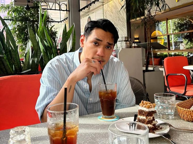 Seru! Pose Afgan Ketika Ngopi Santai hingga Nikmati BBQ Korea