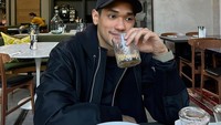 Pelantun lagu Sadis ini juga sempat menikmati latte di sebuah restoran. Ia menikmatinya saat sarapan lho! Foto: Instagram/@afgan__