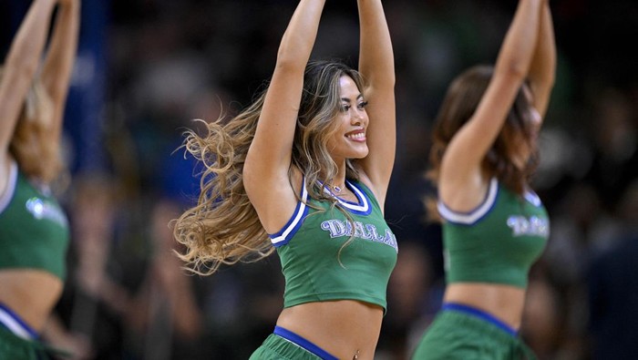 Aksi Cheerleaders Mavericks Bikin Gagal Fokus di Tengah Laga NBA Pertandingan seru antara Dallas Mavericks melawan Toronto Raptors di American Airlines Center ternyata bukan satu-satunya tontonan yang bikin penonton terpaku. Di jeda laga, cheerleaders Mavericks tampil penuh energi dengan koreografi atraktif yang langsung menyedot perhatian seluruh arena. Reuters/Jerome Miron