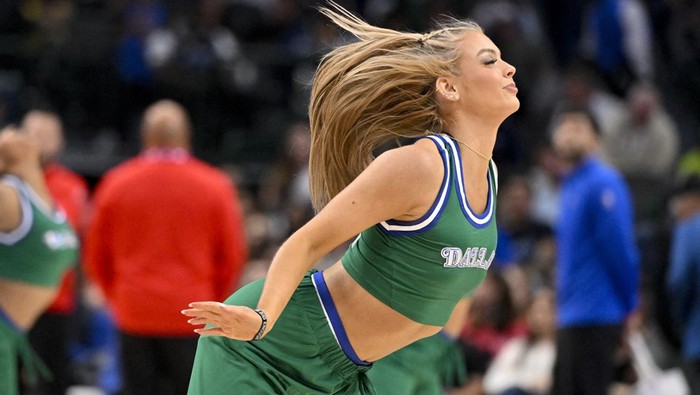 Aksi Cheerleaders Mavericks Bikin Gagal Fokus di Tengah Laga NBA Pertandingan seru antara Dallas Mavericks melawan Toronto Raptors di American Airlines Center ternyata bukan satu-satunya tontonan yang bikin penonton terpaku. Di jeda laga, cheerleaders Mavericks tampil penuh energi dengan koreografi atraktif yang langsung menyedot perhatian seluruh arena. Reuters/Jerome Miron