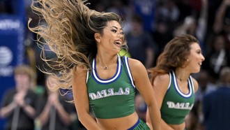 Potret Aksi Cheerleaders Mavericks Bikin Gagal Fokus di Tengah Laga NBA Potret Aksi Cheerleaders Mavericks Bikin Gagal Fokus di Tengah Laga NBA