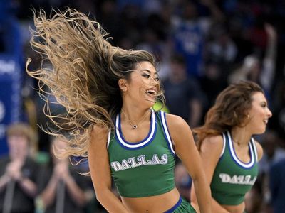Potret Aksi Cheerleaders Mavericks Bikin Gagal Fokus di Tengah Laga NBA