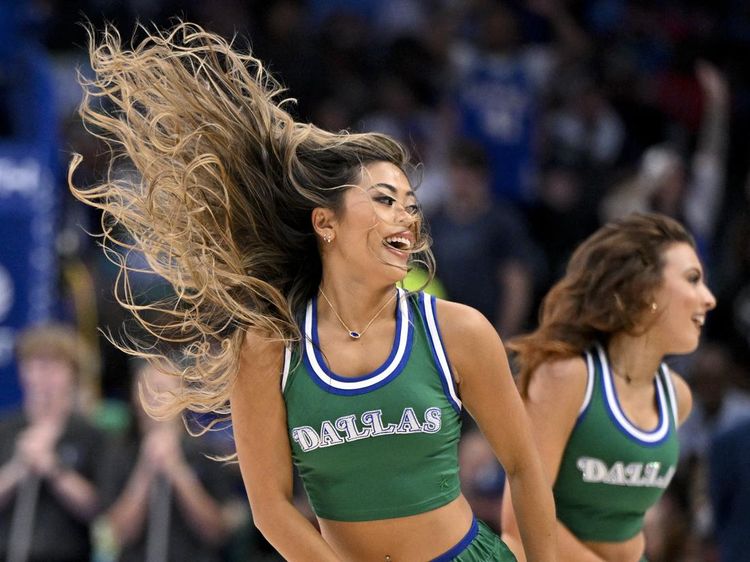 Potret Aksi Cheerleaders Mavericks Bikin Gagal Fokus di Tengah Laga NBA