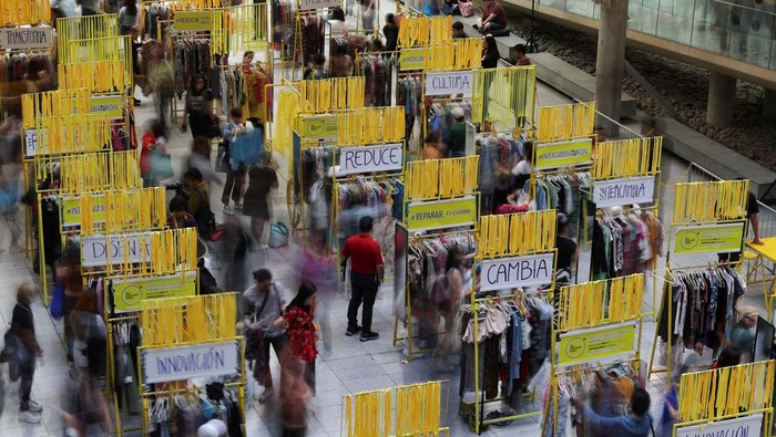 Aksi Peduli Lingkungan Tukar Pakaian Massal Pecahkan Rekor Dunia People select clothes during the world's largest clothing swap, organized by The Ropantic Show, a pioneering collective in circular fashion, in Santiago, Chile October 25, 2025. REUTERS/Pablo Sanhueza