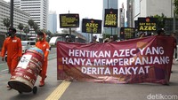 Mereka menyuarakan penolakan terhadap agenda Asia Zero Emission Community (AZEC) yang dinilai masih mempertahankan teknologi berbasis energi fosil dan berpotensi tetap menghasilkan emisi gas rumah kaca, di depan Gedung Kedutaan Besar Jepang, Jalan MH Thamrin, Jakarta Pusat, Senin (27/10/2025).