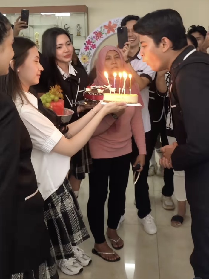 Aliando Syarief mendapat kejutan ulang tahun dari Richelle Skornicki.