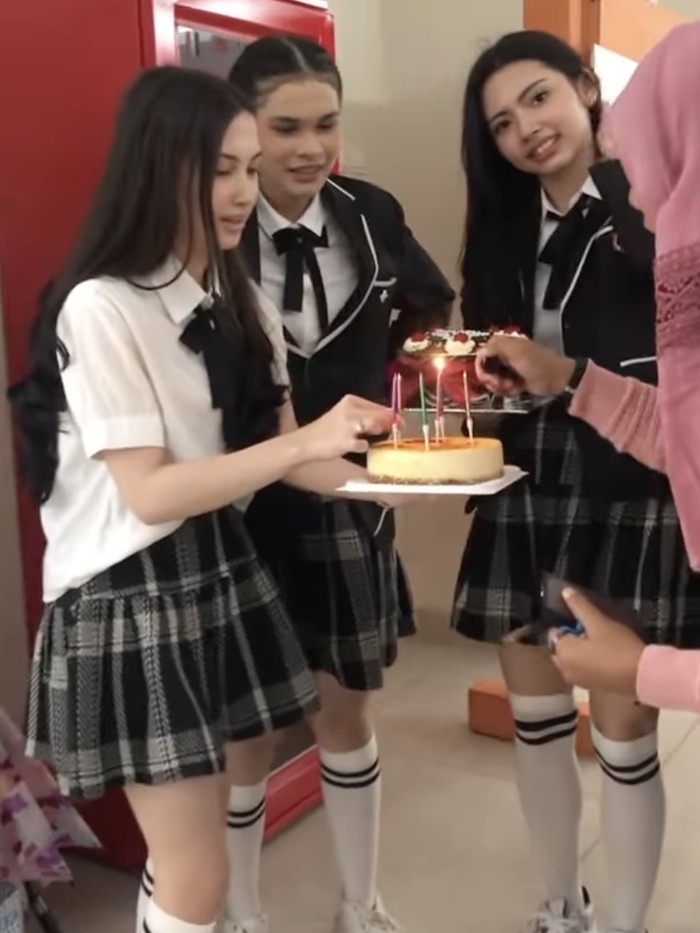Aliando Syarief mendapat kejutan ulang tahun dari Richelle Skornicki.