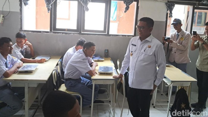 Andra Soni meninjau pelaksanaan program makan bergizi gratis (MBG) di SMAN 2 Kabupaten Tangerang (Arief/detikcom). Andra Soni meninjau pelaksanaan program makan bergizi gratis (MBG) di SMAN 2 Kabupaten Tangerang (Arief/detikcom).