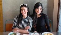 Angbeen menikmati waktu nongkrong bareng Febby Rastanty. Keduanya dikenal sama-sama mempunyai nama besar di dunia sinetron. Foto: Instagram @angbeenrishi