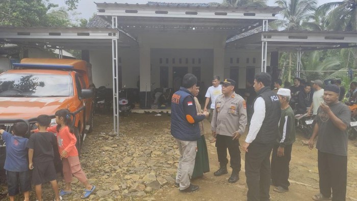 Anggota Polsek Cibaliung dan Polres Pandeglang di lokasi pembacokan Anggota Polsek Cibaliung dan Polres Pandeglang di lokasi pembacokan. (Dok istimewa)