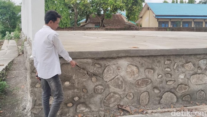 Bangunan Retak Bima Warga menunjukkan kondisi bangunan proyek penataan lapangan olahraga Pokir DPRD Kota Bima yang sudah retak, Senin, (27/10/2025).