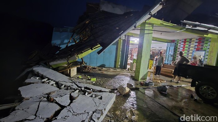 Banjir bandang di Sukabumi Banjir bandang di Sukabumi