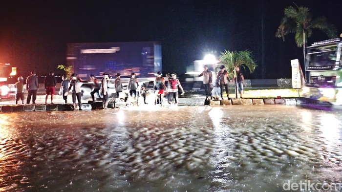 Banjir merendam jalan Poros Parepare-Barru yang mengakibatkan lalu lintas macet. Banjir merendam jalan Poros Parepare-Barru yang mengakibatkan lalu lintas macet.