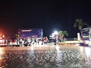 Banjir Rendam 2 Kecamatan di Barru, Pagar Rujab Wakil Bupati Roboh