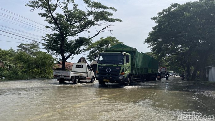 Banjir Pantura Pati Suasana banjir merendam jalan Pantura Pati tepatnya Desa Ketitang Wetan Kecamatan Batangan, Pati, Senin (27/10/2025).