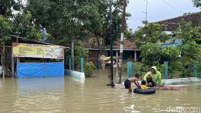Banjir Pati Kondisi banjir di Desa Ketitang Wetan Kecamatan Batangan, Senin (27/10/2025).