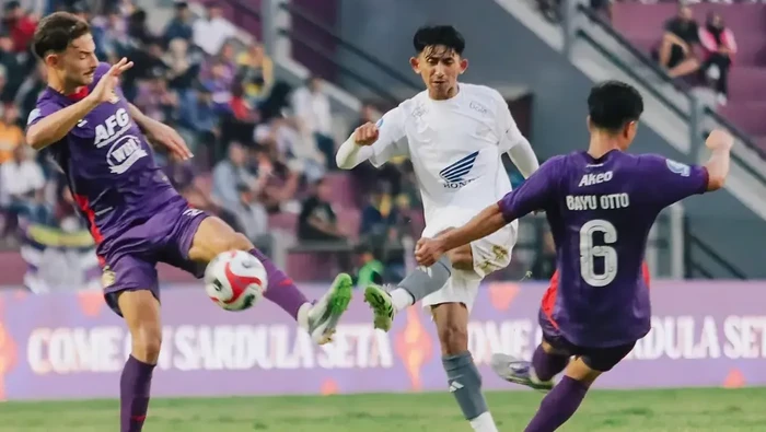 Bek PSM Makassar Daffa Salman berduel dengan pemain Persik Kediri dalam laga Super League 2025/2026 di Stadion Brawijaya.