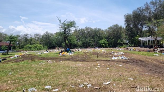 Bekas lokasi festival lampion di Pantai Gua Cemara Bantul yang penuh sampah, Senin (27/10/2025). Bekas lokasi festival lampion di Pantai Gua Cemara Bantul yang penuh sampah, Senin (27/10/2025).