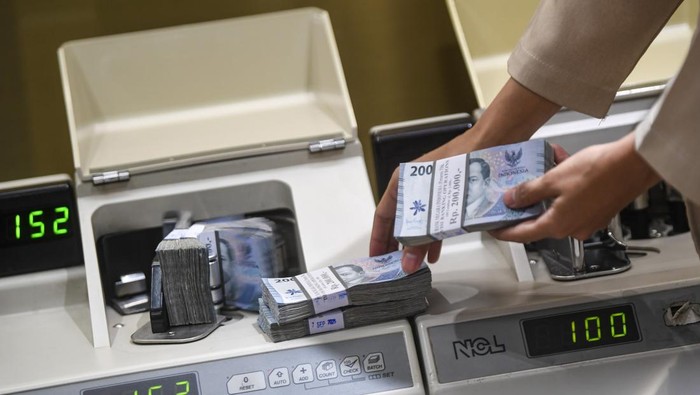 Petugas menghitung uang rupiah di Kantor Cabang BNI Pasar Baru, Jakarta, Senin (27/10/2025). Bank Indonesia memutuskan untuk mempertahankan BI-Rate sebesar 4,75 persen, suku bunga Deposit Facility sebesar 3,75 persen dan suku bunga Lending Facility sebesar 5,50 persen sebagai upaya mempertahankan stabilitas nilai tukar rupiah yang sesuai dengan fundamental di tengah ketidakpastian global yang masih tinggi serta sinergi untuk turut memperkuat pertumbuhan ekonomi. ANTARA FOTO/Muhammad Adimaja