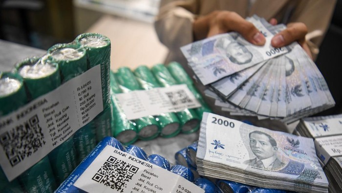 BI Pertahankan BI-Rate 4,75 Persen untuk Jaga Stabilitas Rupiah Petugas menghitung uang rupiah di Kantor Cabang BNI Pasar Baru, Jakarta, Senin (27/10/2025). Bank Indonesia memutuskan untuk mempertahankan BI-Rate sebesar 4,75 persen, suku bunga Deposit Facility sebesar 3,75 persen dan suku bunga Lending Facility sebesar 5,50 persen sebagai upaya mempertahankan stabilitas nilai tukar rupiah yang sesuai dengan fundamental di tengah ketidakpastian global yang masih tinggi serta sinergi untuk turut memperkuat pertumbuhan ekonomi. ANTARA FOTO/Muhammad Adimaja