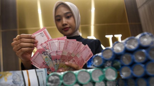 Petugas menghitung uang rupiah di Kantor Cabang BNI Pasar Baru, Jakarta, Senin (27/10/2025). Bank Indonesia memutuskan untuk mempertahankan BI-Rate sebesar 4,75 persen, suku bunga Deposit Facility sebesar 3,75 persen dan suku bunga Lending Facility sebesar 5,50 persen sebagai upaya mempertahankan stabilitas nilai tukar rupiah yang sesuai dengan fundamental di tengah ketidakpastian global yang masih tinggi serta sinergi untuk turut memperkuat pertumbuhan ekonomi. ANTARA FOTO/Muhammad Adimaja