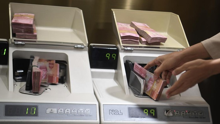 Petugas menghitung uang rupiah di Kantor Cabang BNI Pasar Baru, Jakarta, Senin (27/10/2025). Bank Indonesia memutuskan untuk mempertahankan BI-Rate sebesar 4,75 persen, suku bunga Deposit Facility sebesar 3,75 persen dan suku bunga Lending Facility s