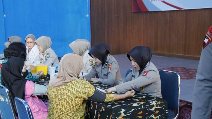 Brimob Polda Metro Jaya menggelar bakti kesehatan menjelang HUT ke-80 Korps Brimob.