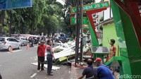 Selama proses berlangsung, lalu lintas di sekitar Jalan Gandaria Tengah III terpantau ramai karena sebagian jalan harus ditutup.